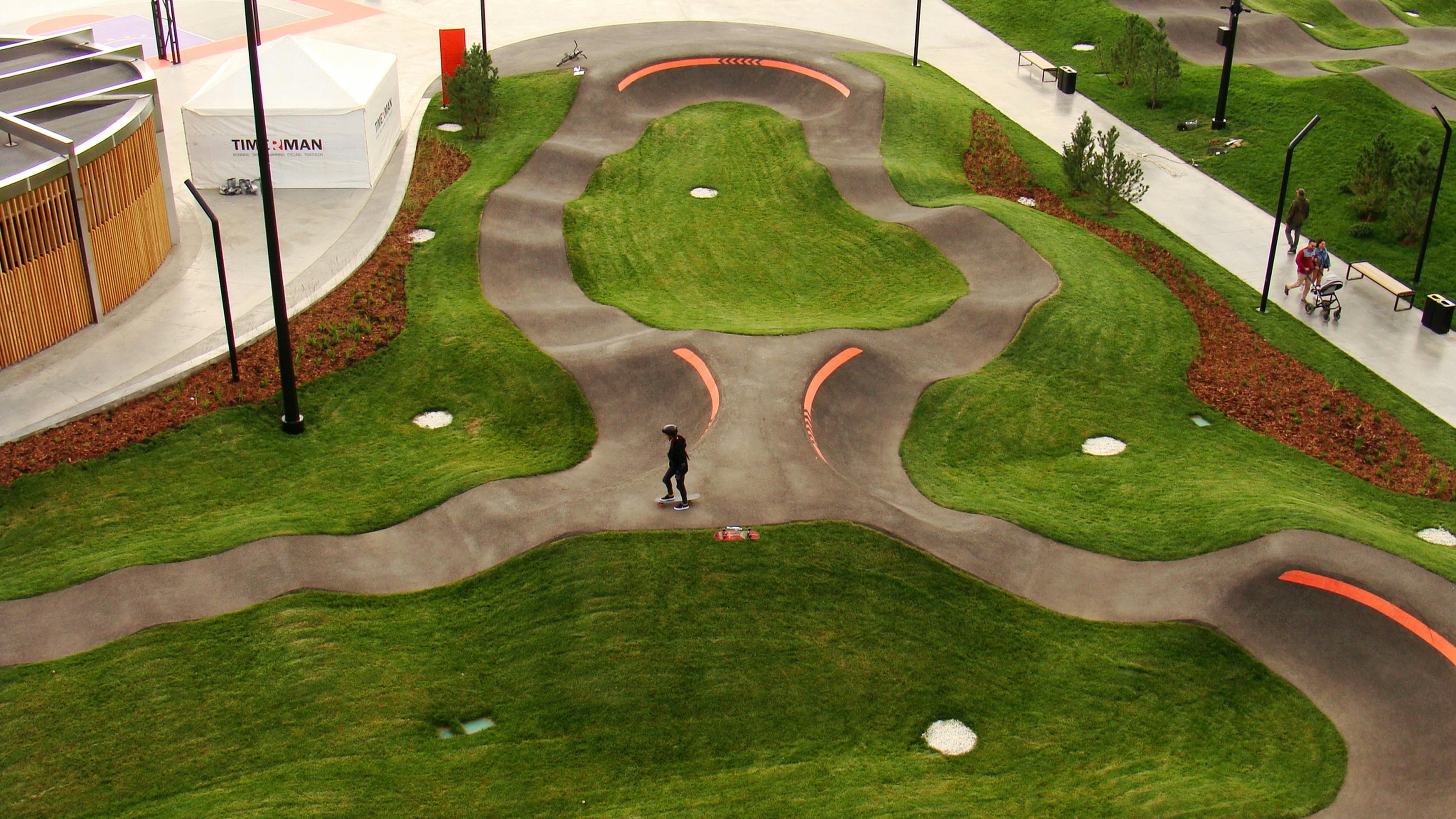 Infotabule na autobusovém nádraží, nebo pumptrack?